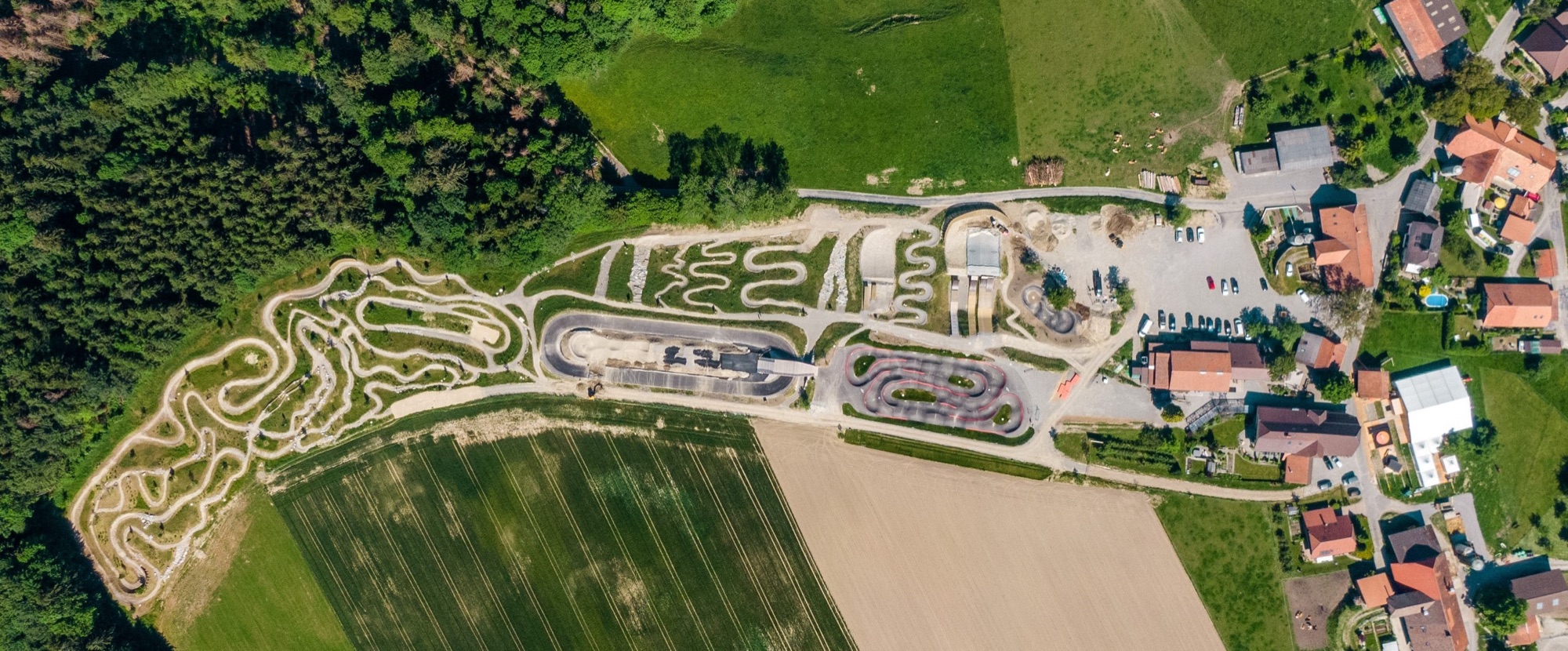 Luftaufnahme des Gesamtareals des Swiss Bike Park Oberried