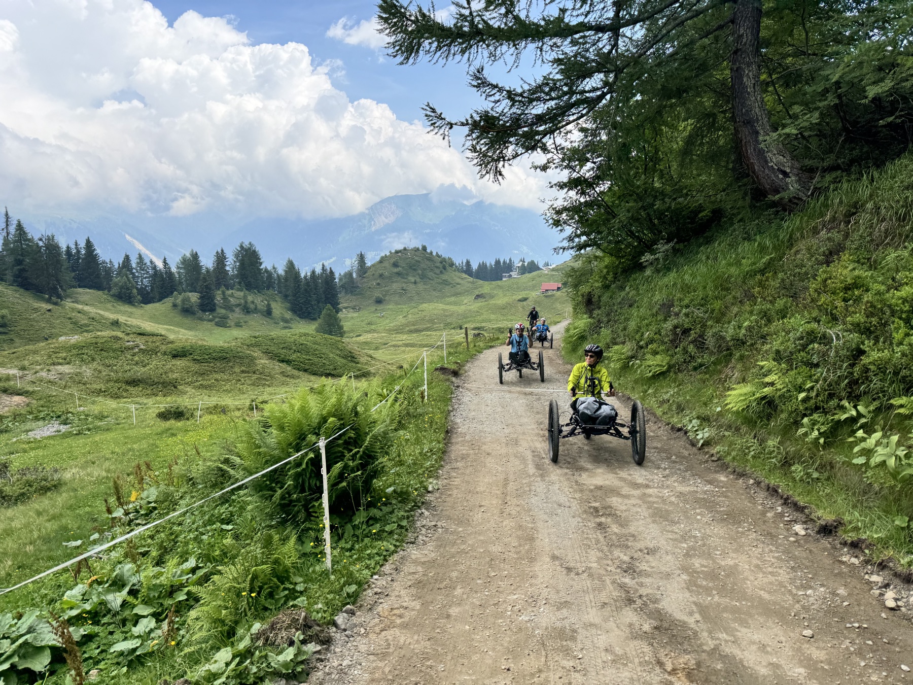 Gruppe von Handbiker:innen auf einem Trail im Swiss Bike Park
