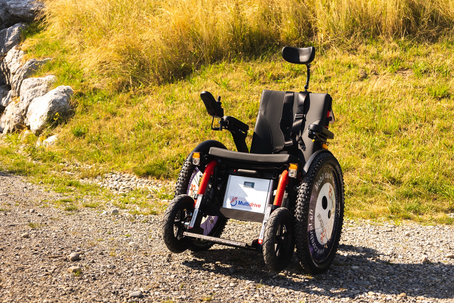 Person mit JST-Geländerollstuhl auf einem Trail