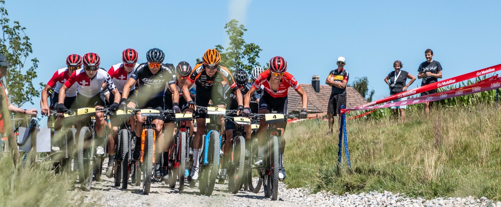 Fahrer:innen am nationalen Trainingslauf im Swiss Bike Park